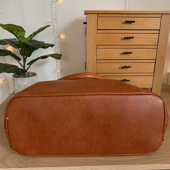 Florida Boutique Women’s Boho Tan Leather Hobo Bag With Gold Accent Buckle - Picture 4 of 6